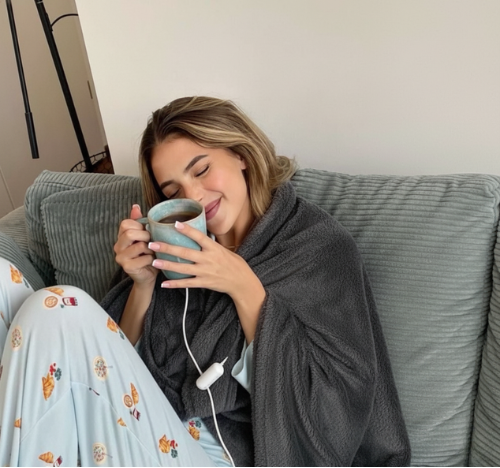 Instant Warmth, Anywhere You Go 🔥 The WarmAura™ Heated Blanket